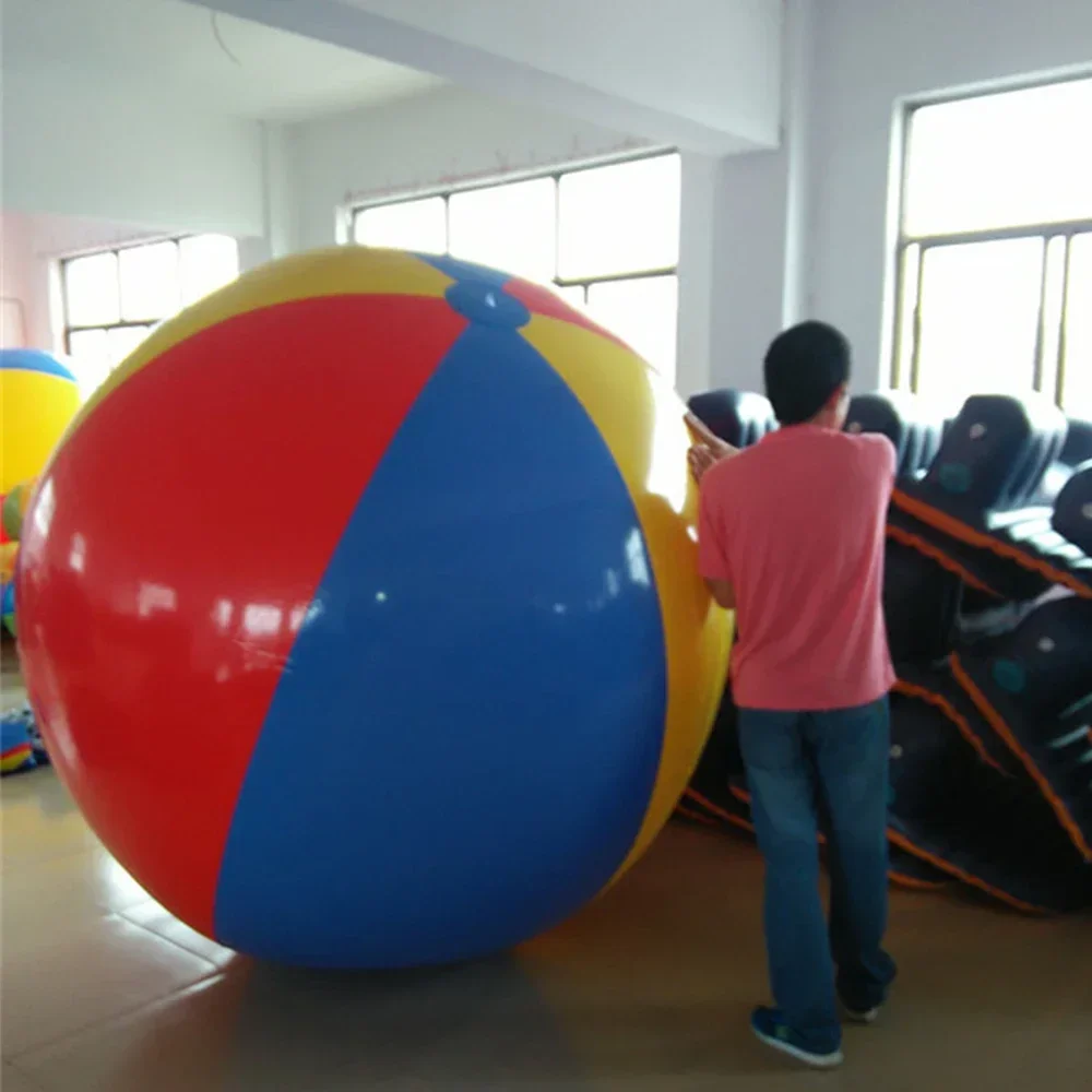 スイミングプール、カラフルなビーチのおもちゃ、屋外の楽しみ、夏休みのための巨大なインフレータブルバレーボール