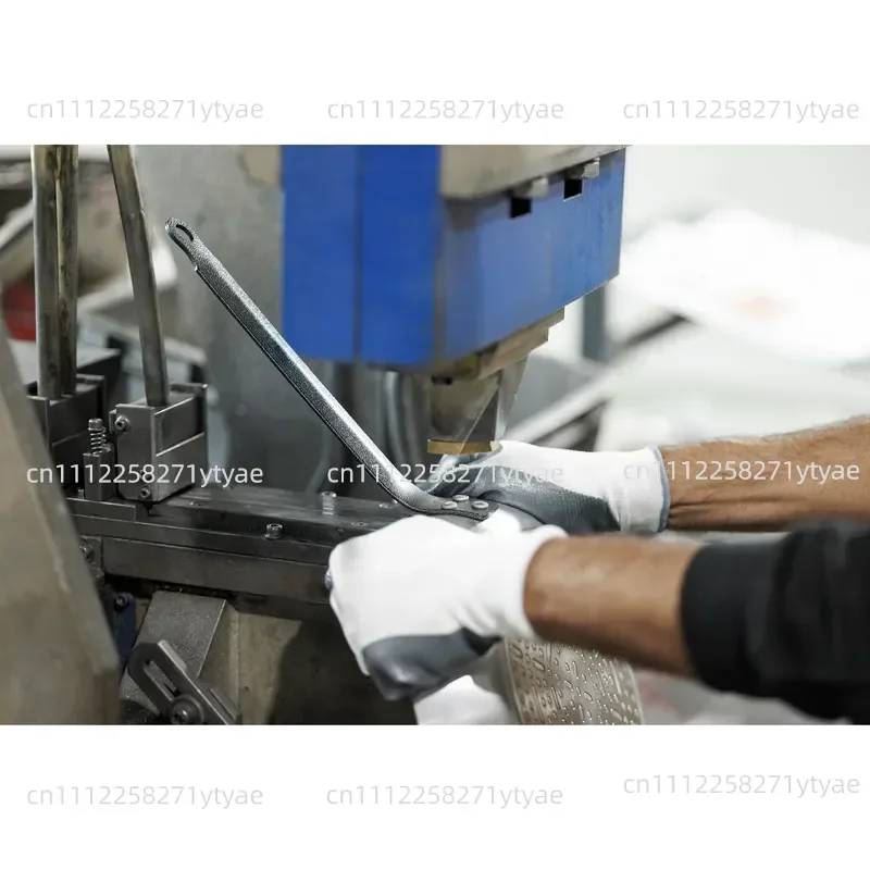 Sealing cap with silicone edge for rectangular food storage containers