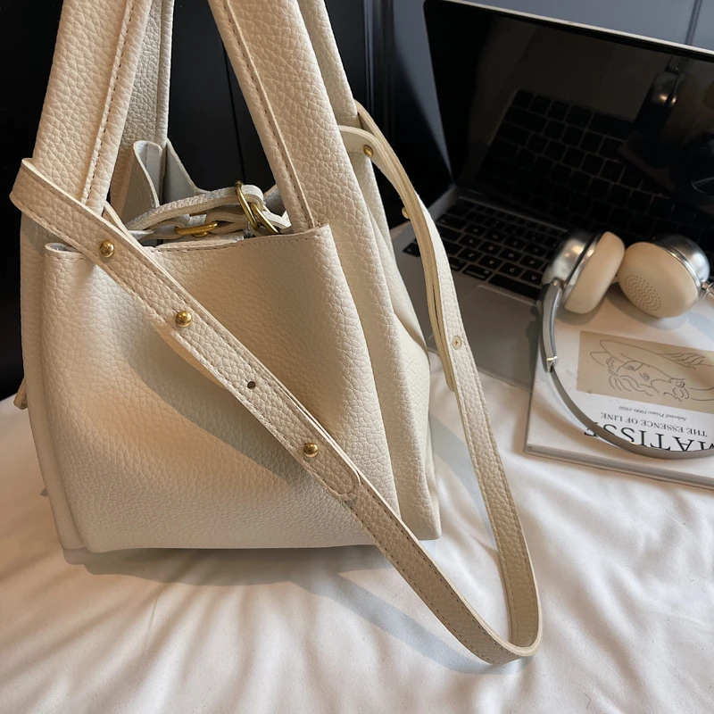 الليتشي نمط عالية الجودة حقيبة يد بولي PU بلون عادية حمل موضة تنوعا حقيبة كتف 2025 رائجة البيع حقائب للنساء بولسا