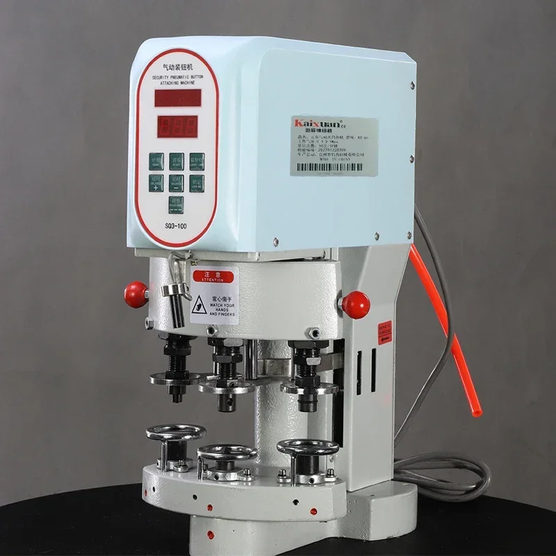 KX-Q3 Drie Hoofd Pneumatische Vier Knop Machine Gesp Machine Halfautomatische Computer Gesp Machine Grote Whitebuckle