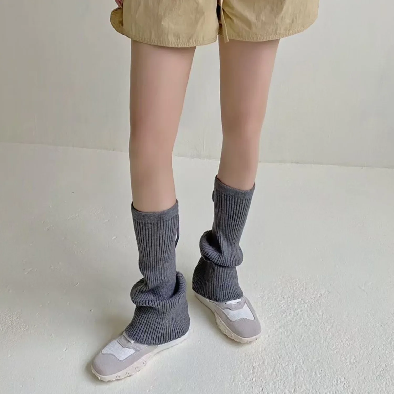 جوارب جديدة رائجة البيع لخريف وشتاء 2025 بلون سادة وأشرطة متخصصة تصميم يغطي الساق بسيطة وعصرية