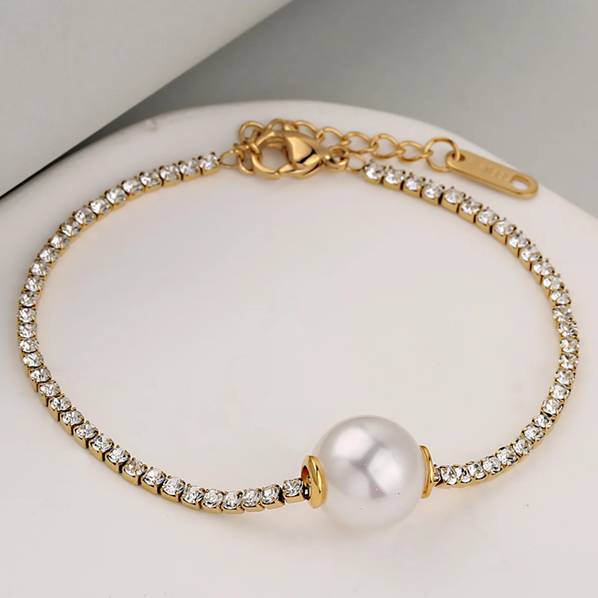 

Изысканный браслет из нержавеющей стали с имитацией жемчуга и вставками из искусственных бриллиантов, круглой формы, для женщин, в стиле лёгкой роскоши.