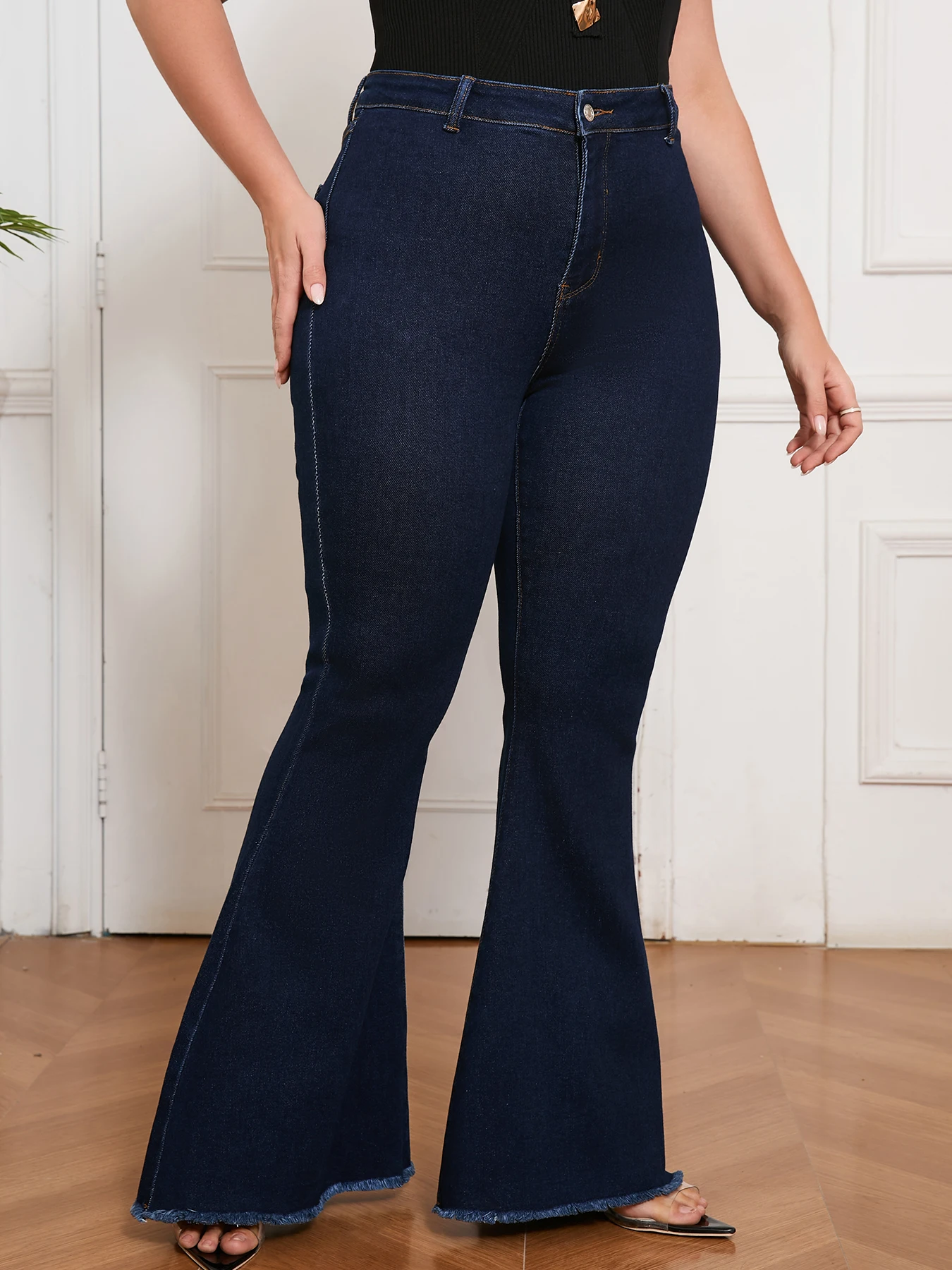Jeans con fondo a campana taglie forti dalla vestibilità curvy Pantaloni in denim blu vintage con cintura snellente vestibilità lusinghiera elasticizzata per donna
