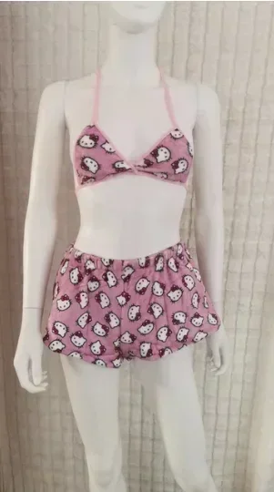 Pigiama da donna allentato Hello Kitty Sanrio Cartoon Sleeping Background Family Lounge Abbigliamento da spiaggia da donna 2 pezzi Estate