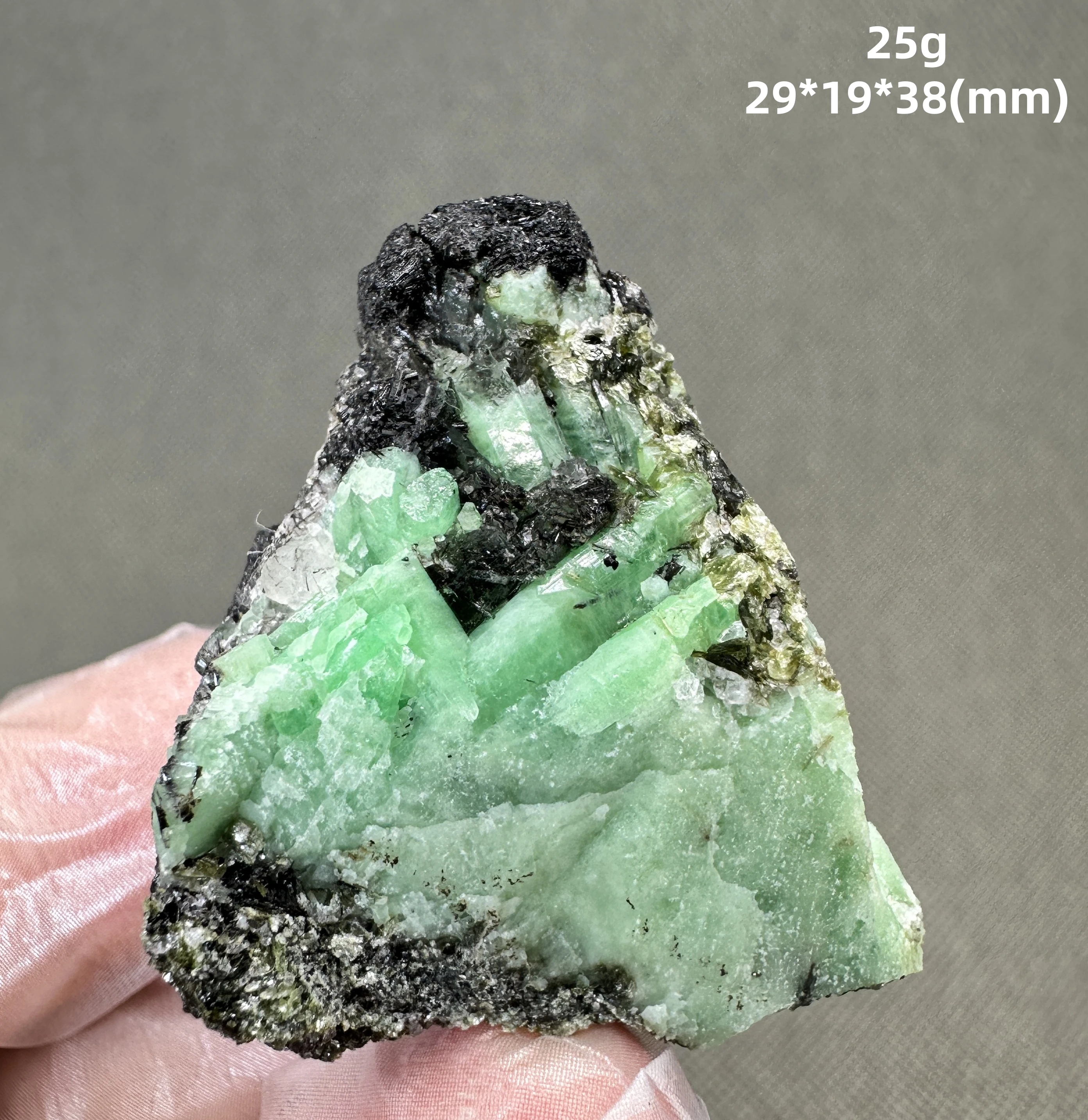 Натуральный образец минераля симбиозы изумруда и зеленого турмалина YUNNAN Натуральный образец минераля симбиозы изумруда и зеленого турмалина YUNNAN