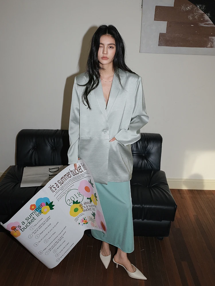 

Женский пиджак из атласного ацетата: свободный крой, стройнящий силуэт, премиум-качество, для офиса и повседневной носки