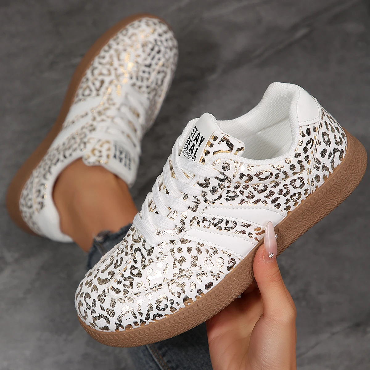 2026 Herbst Damenmode Wildleder-Sneaker mit Doppelschnallen-Metalldetails Leichte Atmungsaktive Bequeme Freizeitschuhe – Detail 8