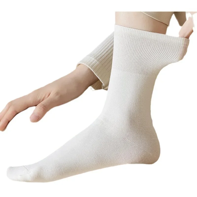 Calcetines de punto de tubo medio para mujer, medias sueltas, largas, suaves, de Color sólido, informales, transpirables, en blanco y negro, para primavera y otoño