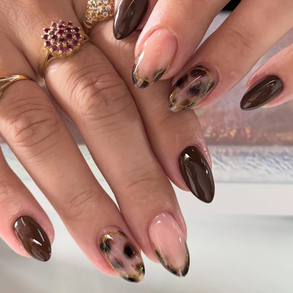 24 Piezas Uñas Postizas Almendra Estampado Leopardo con Mini Flor Acrílicas Retro Dulces Cool Francesas 5