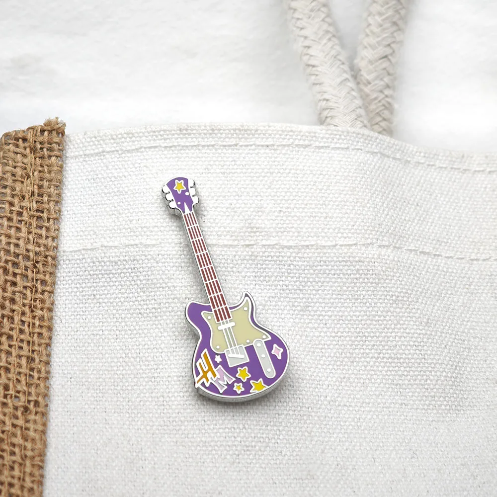 HM Lila E-Gitarren-Emaille-Anstecknadel mit Stern, Rock-Musikinstrument, Metall-Brosche, Reversnadel, Geschenk für Musikfans, Sammlerstück – Detail 8