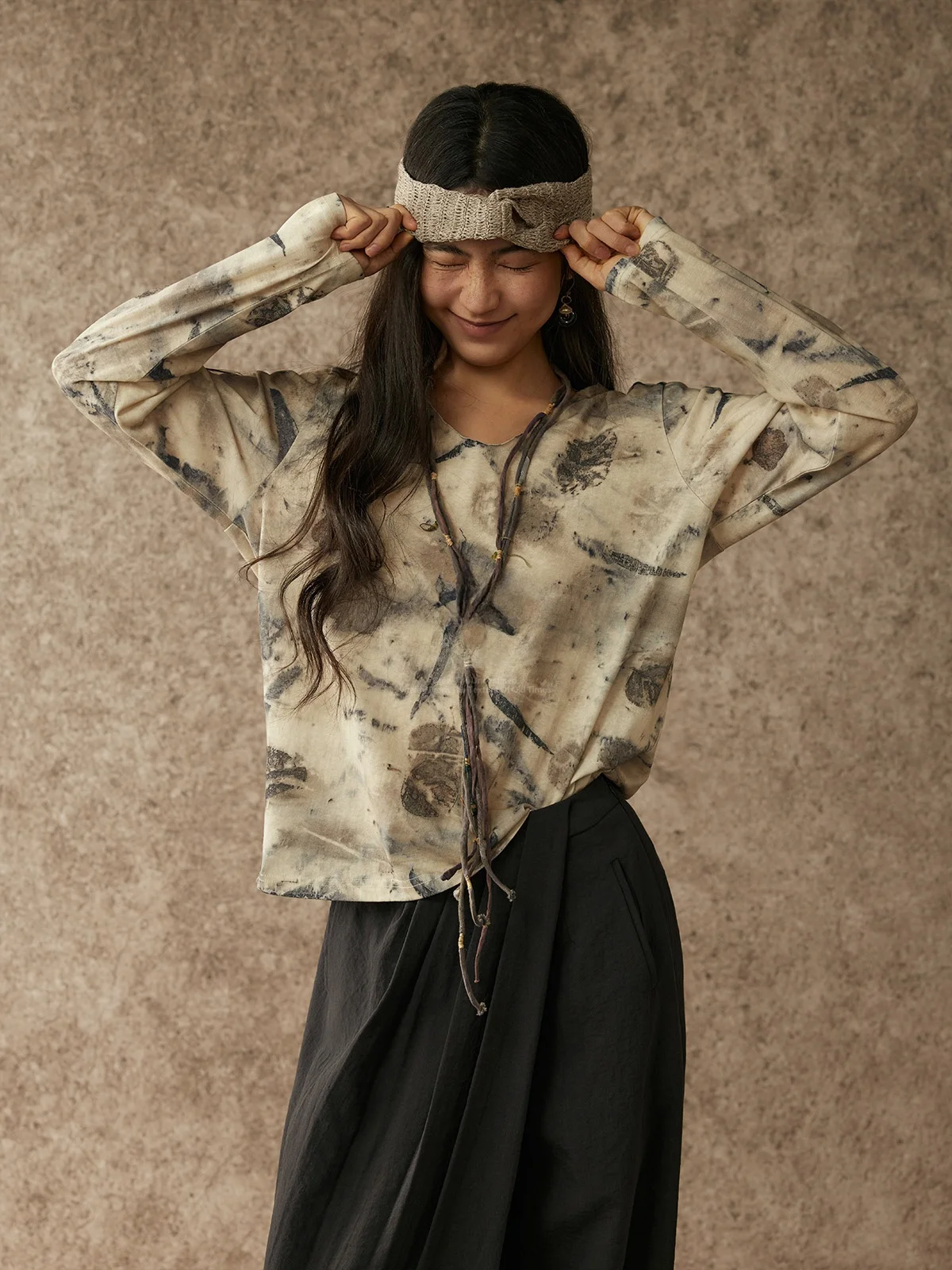 

Хлопковая футболка Cloud Village с длинным рукавом и V-образным вырезом, с принтом, для женщин 25-35 лет, приталенная, стандартной длины, Весна 2026