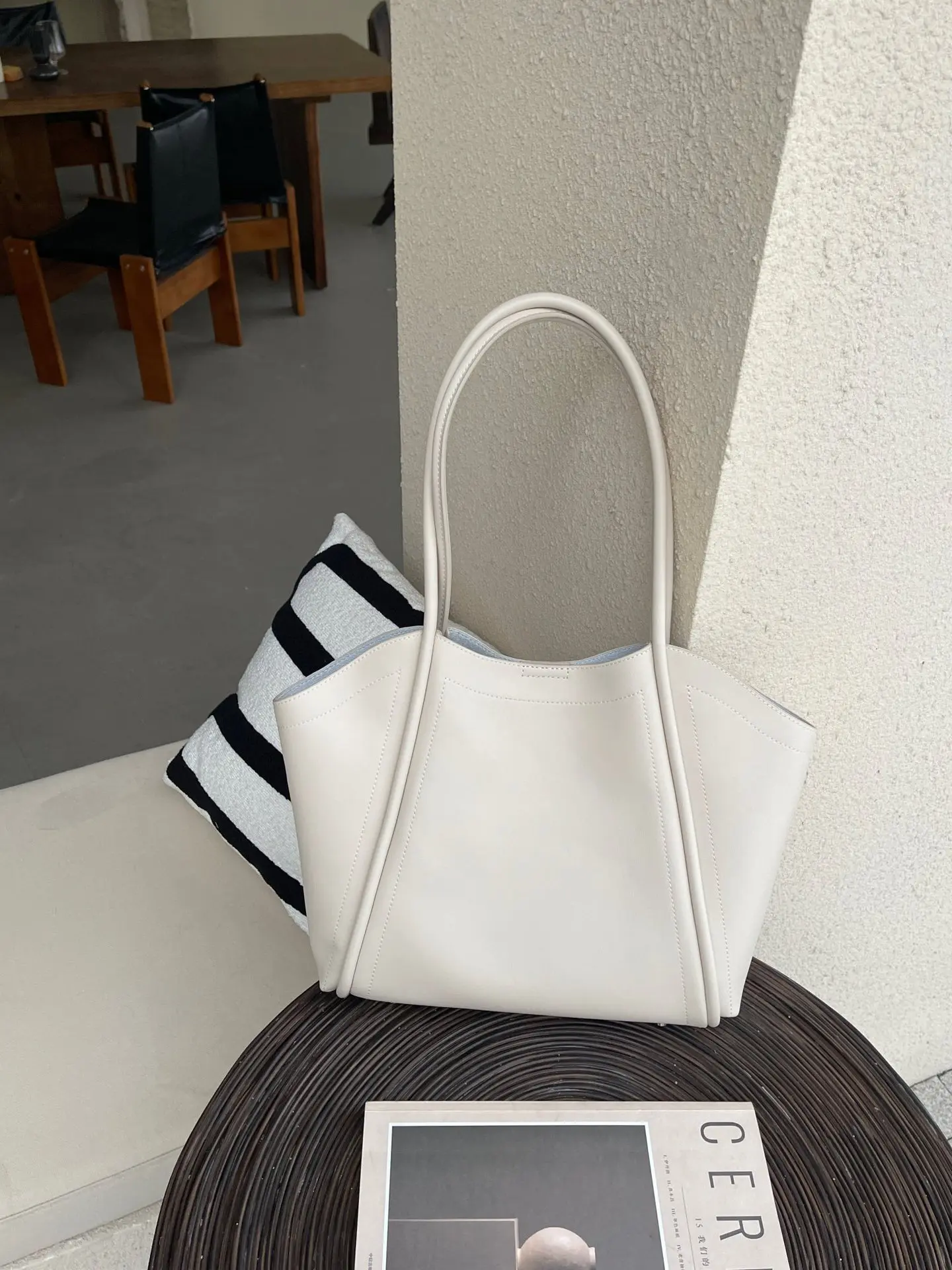 

Aidrani New high-capacity high-quality cowhide bag, simple and casual portable women's bag