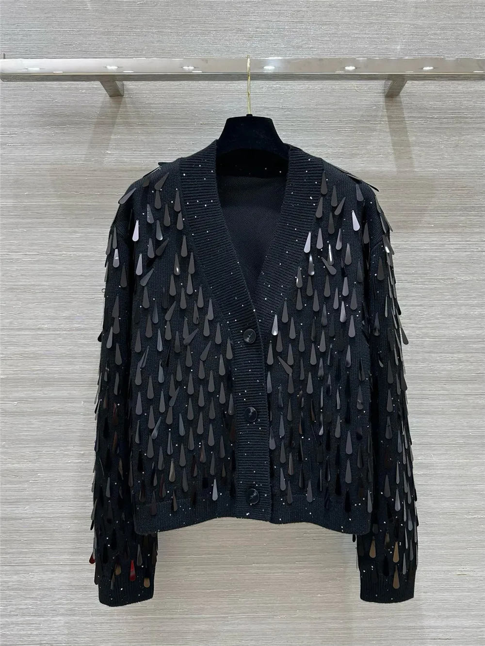 Costume en laine pour femme Cardigan tricoté à col en V et demi-jupe taille haute, broderie lourde, conception de paillettes goutte d'eau, ensemble 2 pièces