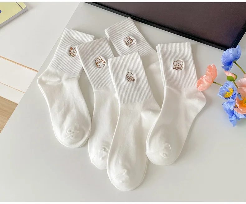 5 Paar weiße bestickte Damensocken für alle Jahreszeiten, Baumwollsocken, mittelhohe Röhre, Studenten-Cartoon-Sportsocken – Detail 1