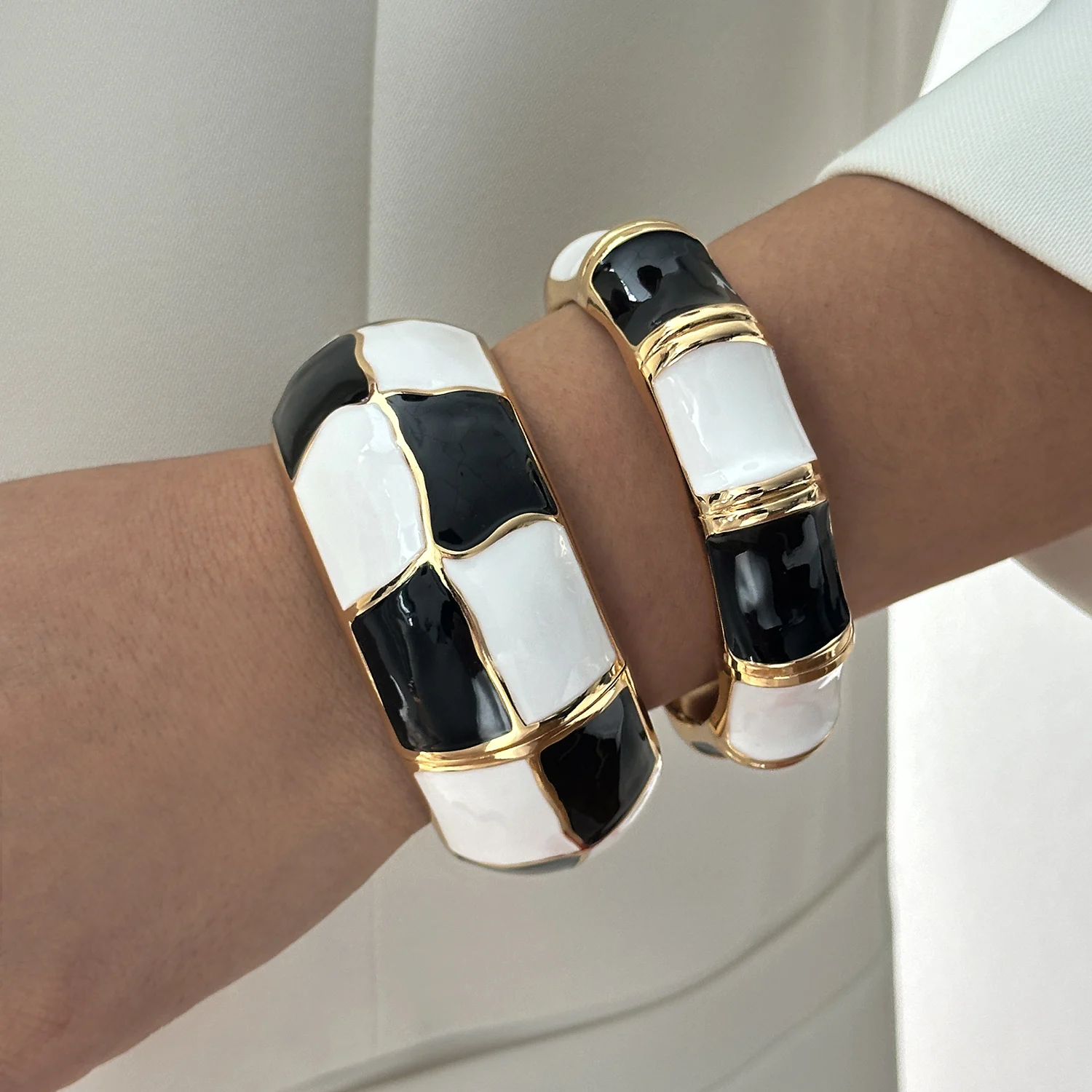 Boho Elegante Charm-Armreifen mit Emaille und Tropfenöl-Effekt für Damen, Punk Geometrische Breite Manschetten-Armbänder, Minimalistischer Schmuck – Detail 3