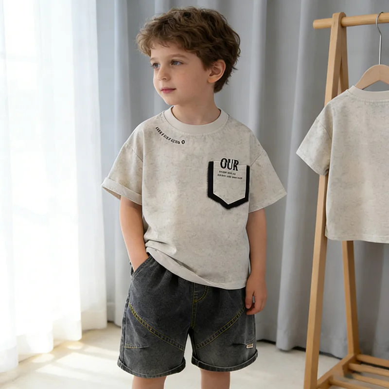 

Детский летний повседневный комплект из 2 предметов: футболка с коротким рукавом и принтом на кармане и серые джинсовые шорты для мальчиков, модный детский наряд