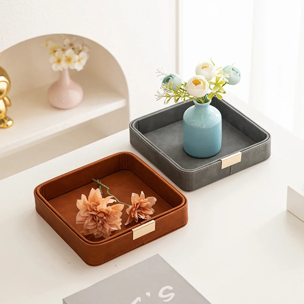 

Входная дверь, крыльцо, ящик для хранения ключей, настольный беспорядок, чехол для хранения, кожаный поднос, ювелирные изделия, тарелка для ароматерапии, аксессуары для гостиной