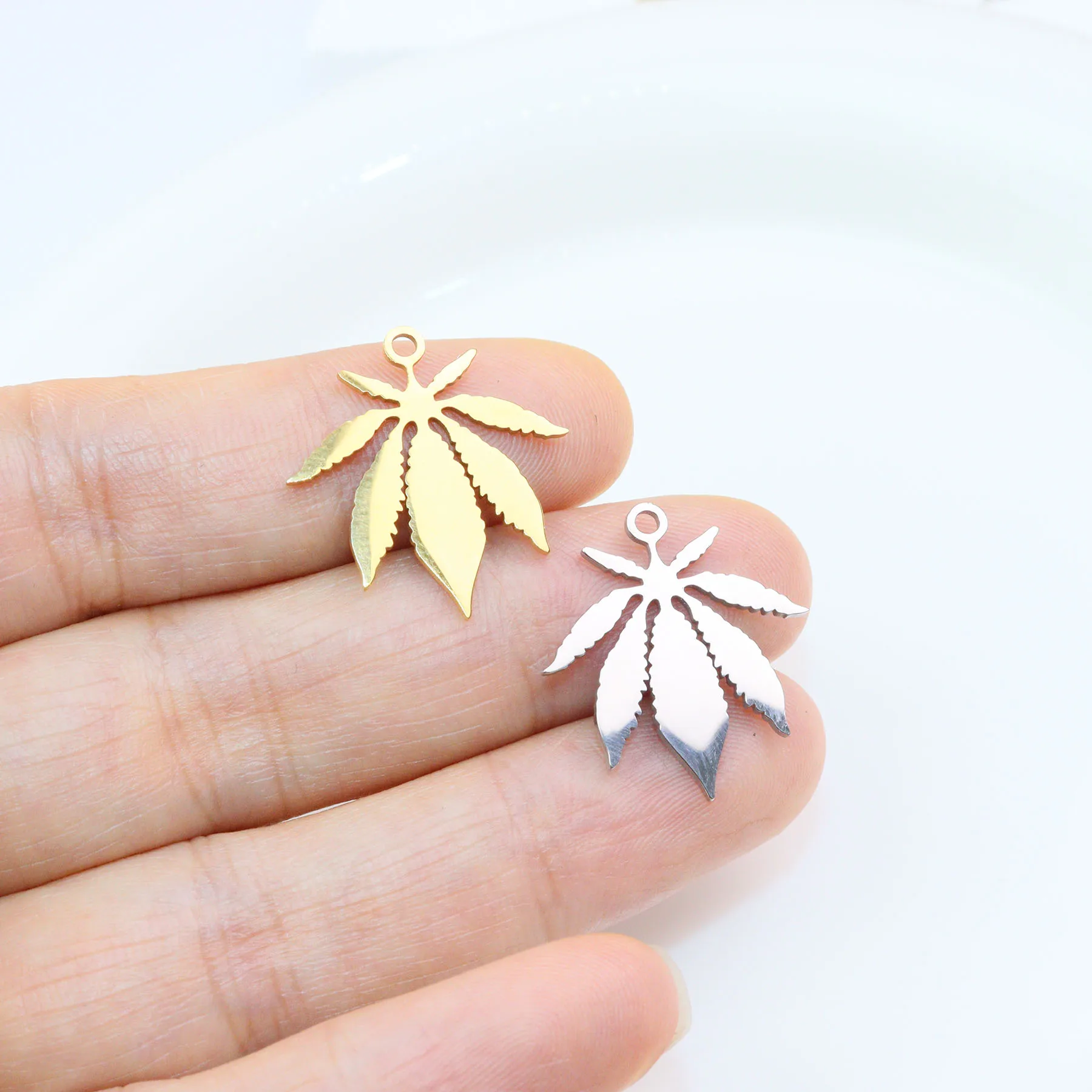 10pcs Stainless Steel Shiny Maple Leaf  Jewelry Charms Bracelet  Pendant DIY Handcraft Waterproof Vacuum Plate Antiallergic