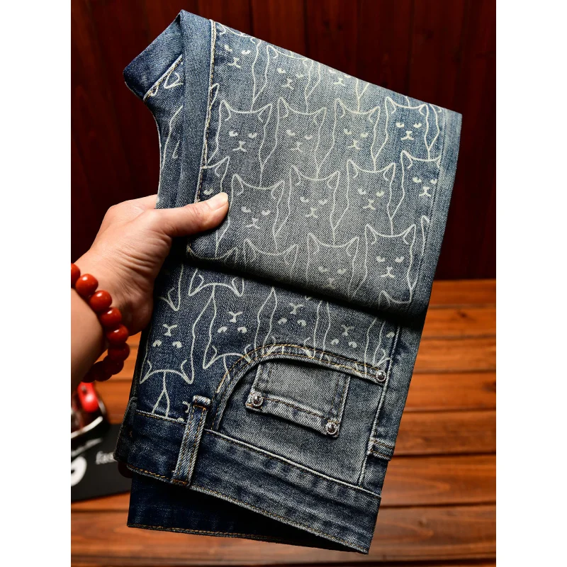 

Модные мужские джинсы с принтом, маленькие ноги, уличные рюши, красивые, эластичные, синие повседневные брюки в стиле ретро.