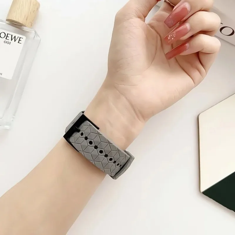 حزام سيليكون مطبوع لكرة القدم لساعة سامسونج جالاكسي 8/8 كلاسيك حزام سيليكون بلونين لسوار جالاكسي الترا 2025/47 ملم