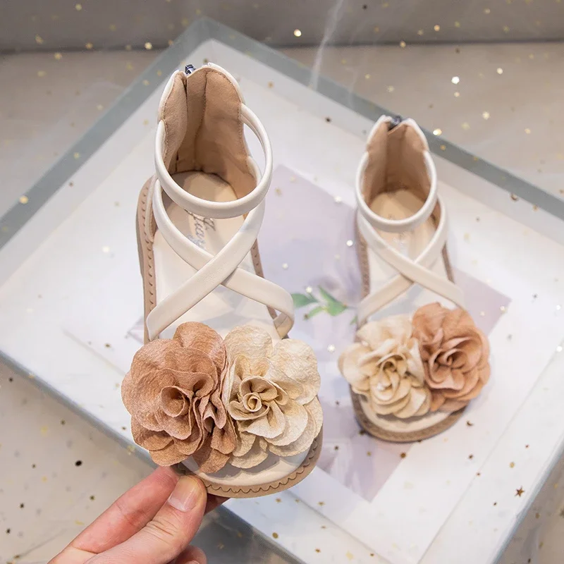 Sandali per ragazze estate nuove perle di fiori Beige scarpe da principessa per bambina nero fondo morbido antiscivolo scarpe per sandali romani per