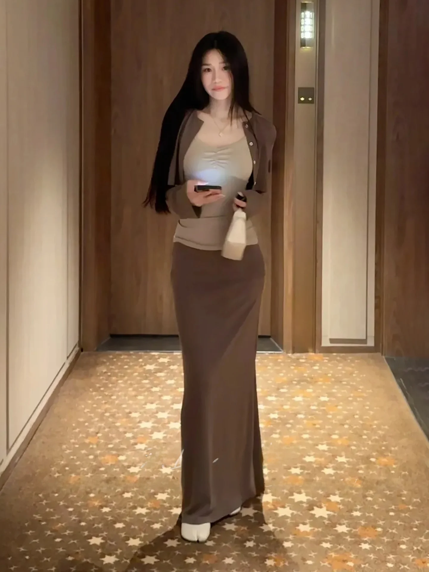 

Корейский стиль: укороченный кардиган, свободная юбка с высокой талией, комплект из трех предметов. Женская мода, весенняя коллекция, комфортный.