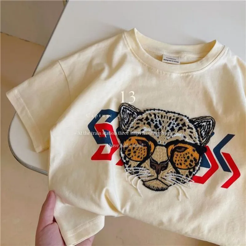 Dziecięca koszulka z krótkim rękawem 2025 letnia nowa linia chłopięca i dziewczęca bawełniana koszulka z motywem kreskówkowym Top odzież dziecięca