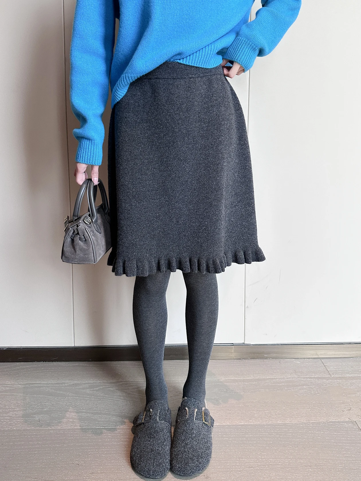 

Новая женская вязаная кружевная юбка с высокой талией, зима 2025: простая, модная, теплая, короткая, повседневная, для прогулок и путешествий