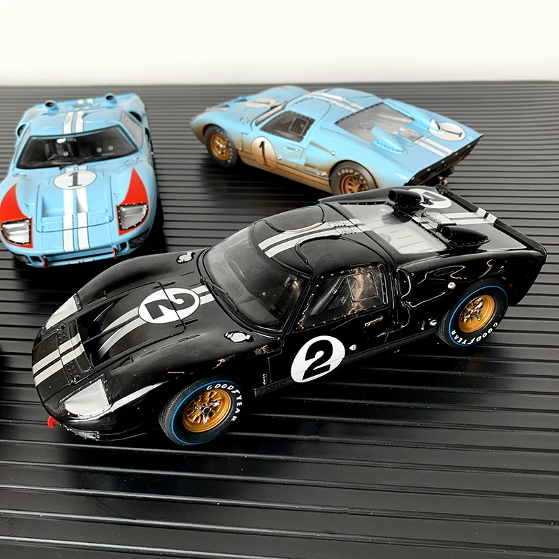 1:18 ShelbyCollectibles Ford GT40 MKII 1966 Le Mans Alloy model Children's collectible display toy, a holiday gift for children.