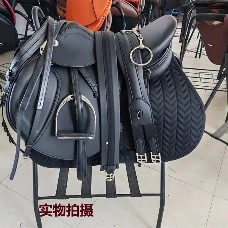 سرج شامل مجموعة كاملة من سياحي الفروسية البريطانية لركوب الخيل البريطاني من الألياف الدقيقة بطن مزدوج مع مدرب العوائق