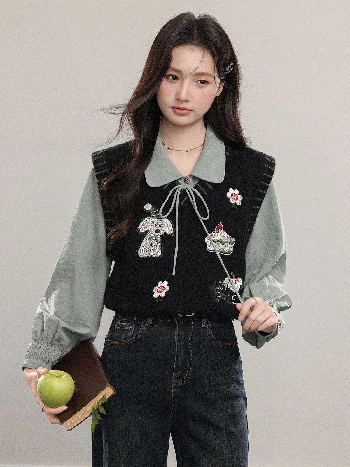 

Женский комплект из двух предметов: рубашка и вышитый жилет. Модный осенне-зимний наряд в стиле кэжуал-шик от китайского бренда.