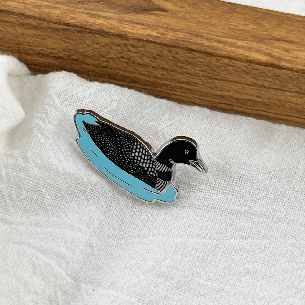Common Loon Metallbrosche, niedliche Wasservogel-Emaille-Anstecknadel, kanadisches Great Northern Taucher-Abzeichen, Kleidungs- und Rucksack-Reversnadel, Naturgeschenk – Detail 8
