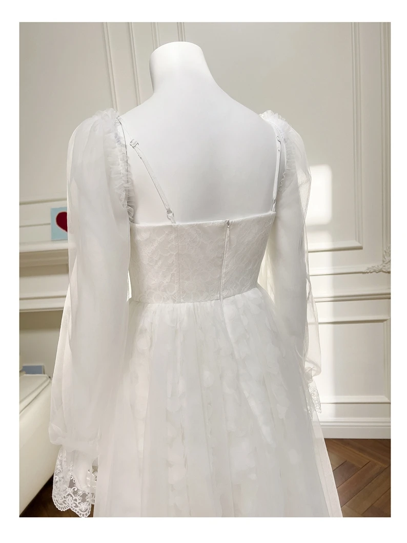 ชุดเดรสยาวสีขาวแบบเปิดไหล่ ทรงเอไลน์ แขนยาวทรงกระบอก เอวกลาง ดีไซน์เรียบหรู สไตล์บริสุทธิ์ เหมาะสำหรับวันหยุดและงานแต่งงาน