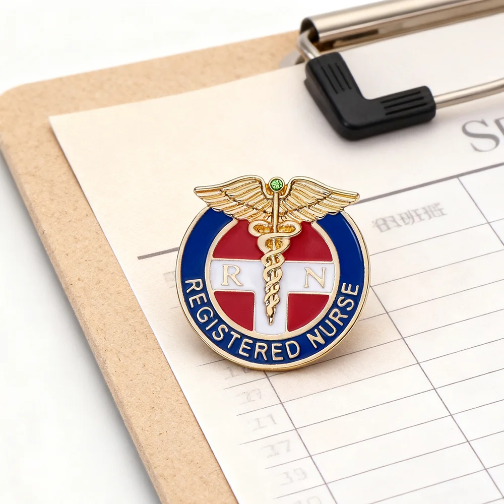 DCARZZ Rn مسجل ممرضة المينا دبوس الصولجان الطبي شارة بروش مستديرة للممرضات الطبيب