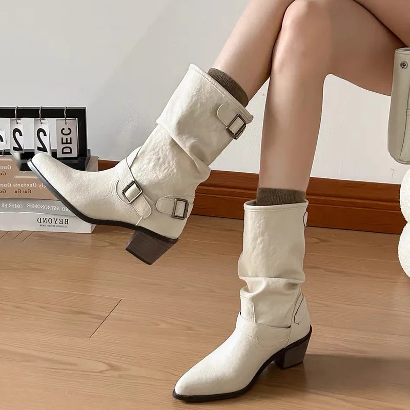 حذاء للكاحل من الجلد الأبيض على الطراز البريطاني للنساء - حذاء مارتن بكعب مكتنز بمقدمة مدببة مع إبزيم حزام