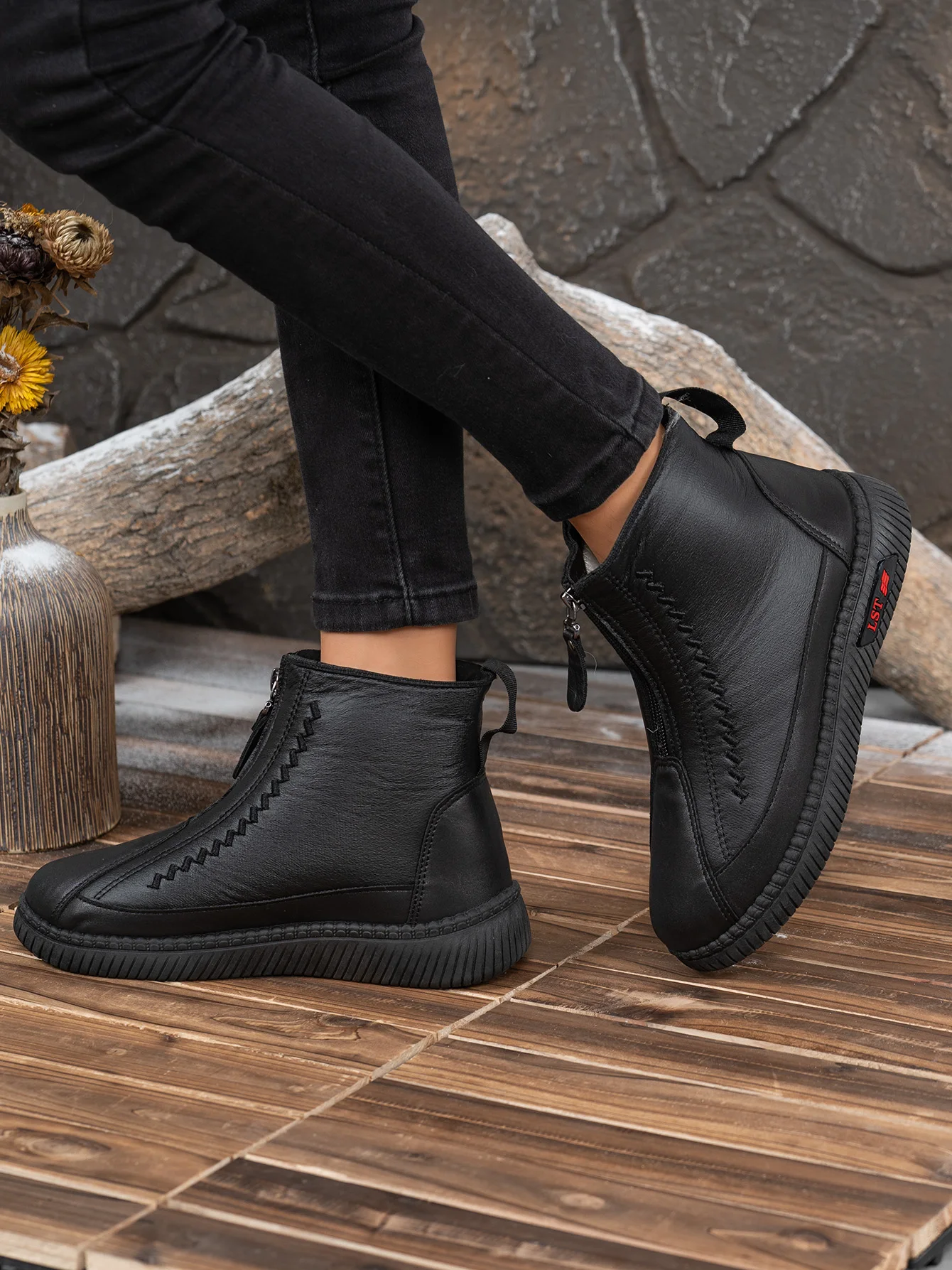 2026 Winter Damen Fleece-Gefütterte Leder-Stiefeletten Klettverschluss Stickerei Rutschfeste Weiche Gummisohle Warme Freizeitstiefel – Detail 23