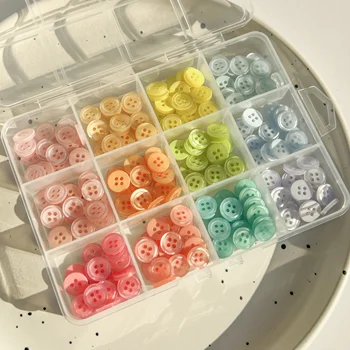 240PCS 10 มม.สี Double Eye ปุ่มรอบเรซิ่นเย็บปุ่มในครัวเรือนทําด้วยมือ DIY Multi สีสันวัสดุกล่อง