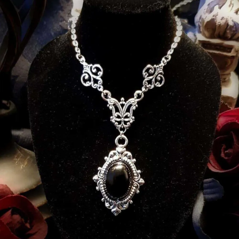 Victorian Vintage Silver‑Tone Ornate Carved Chain Oval Red Black Crystal Pendant Necklace for Women Gothic Court Style Jewelry