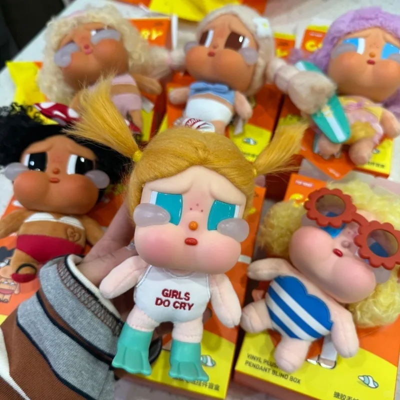 POP MART Crybaby Modalità vacanza su serie Scatola cieca per bambola in vinile Scatola misteriosa Ornamento carino Figura anime Giocattolo da tavolo Regali di compleanno