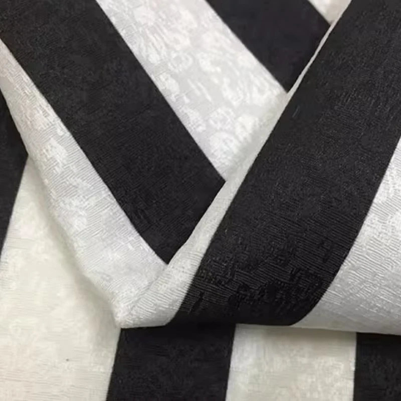 Tessuto per abiti versatile jacquard in fibra di poliestere Tessuto classico alla moda fai-da-te resistente alle rughe con silhouette a strisce bianche e nere