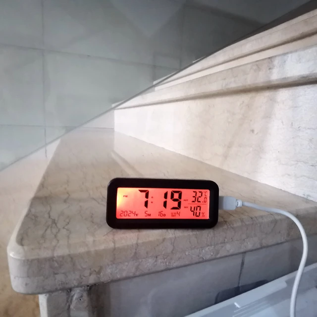Solar Power Cyfrowy samochodowy higrometr domowy Termometr Zegar Kalendarz Bateria USB Przypomnienie o pojeździe Automatyczne oświetlenie Dwa podświetlenia