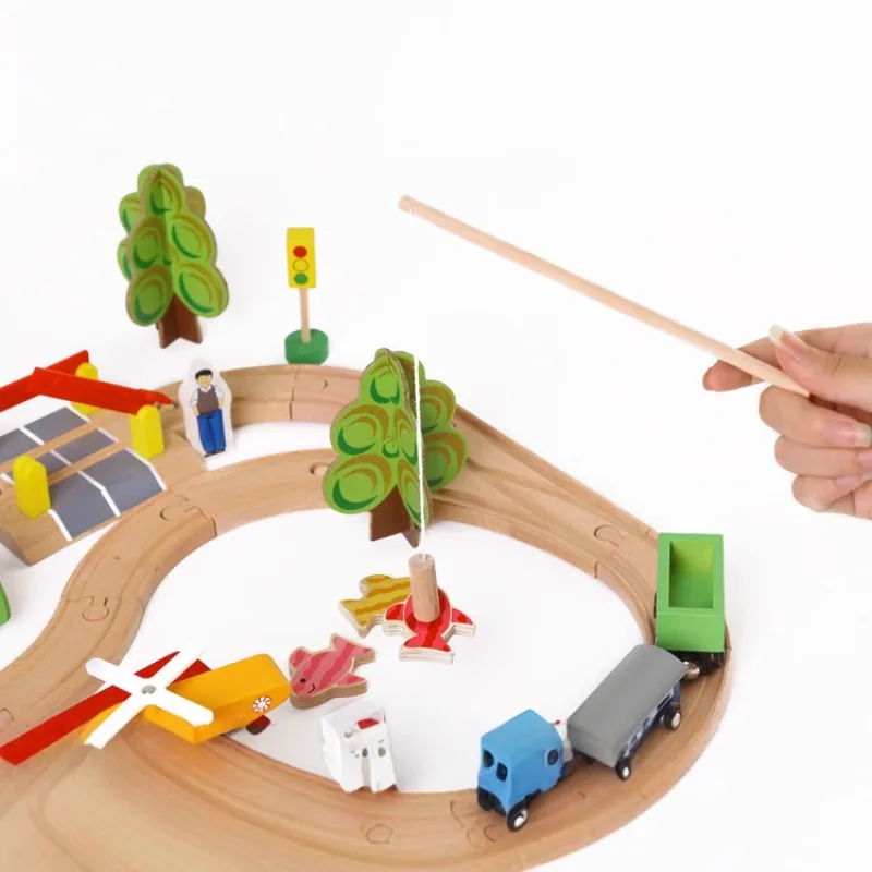 Giocattoli da pesca Bambini Treno ferroviario Giocattoli Set Treno magnetico Diecast Slot Toy T-homas Track Pista in legno Treno Ferrovia pianura aeroporto