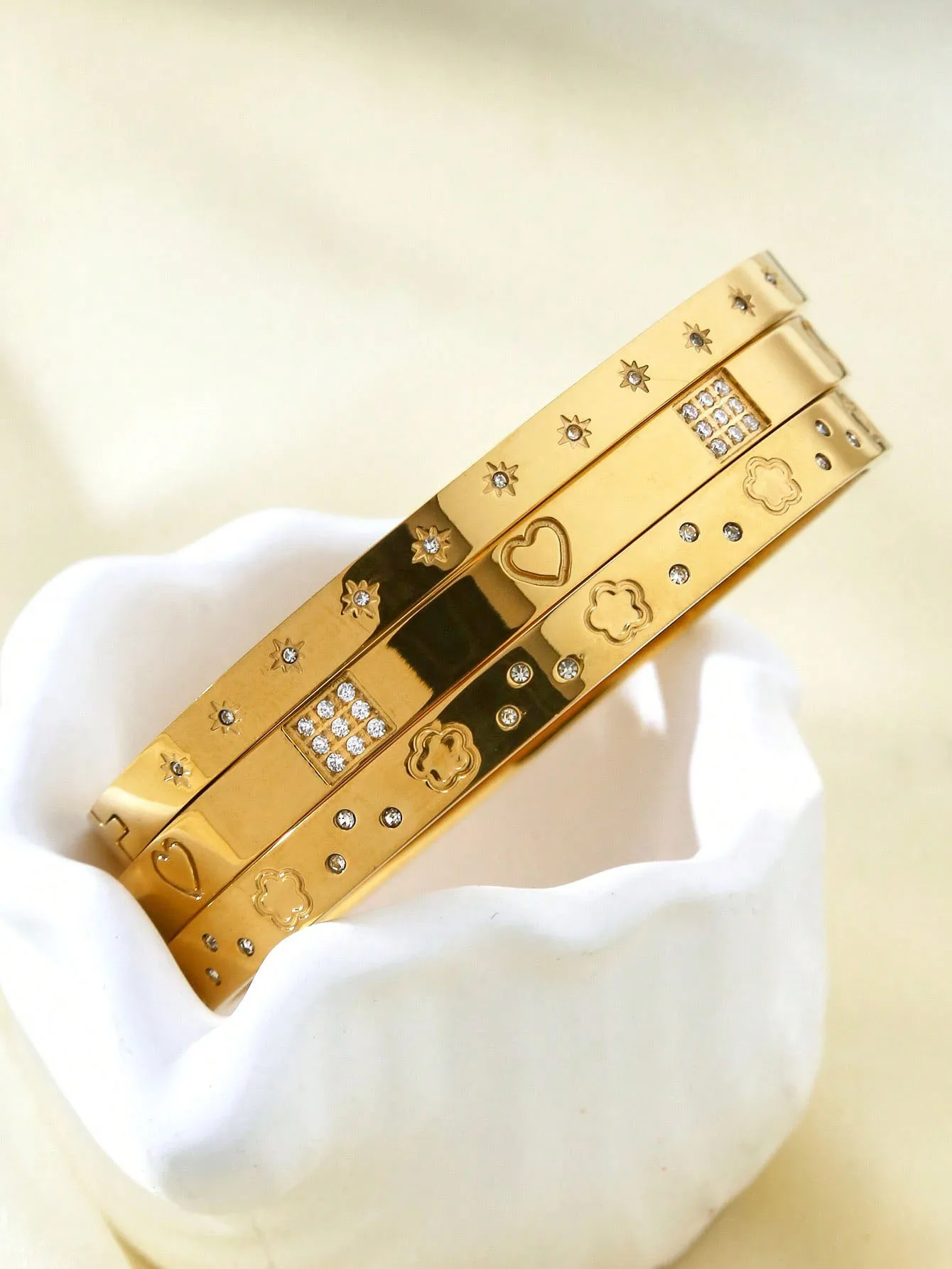 

Luxury Elegant Stainless Steel Starburst, Heart, Clover Zirconia Bracelet, Non-Fading Women's Clasp Bracelet