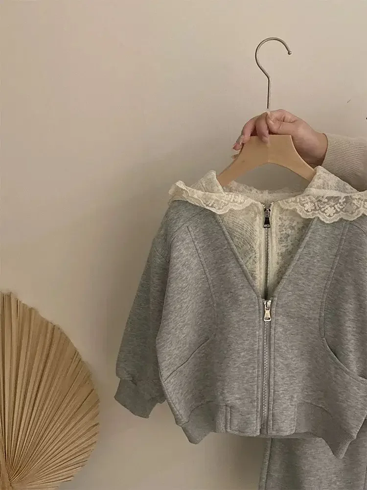 Koreanische Spitzen-Strickjacke mit Kapuze + Schürzenkleid für Mädchen – 2-teiliges Frühlings-Freizeitoutfit für Kleinkinder, weiche Alltagskleidung für Babymädchen – Detail 3