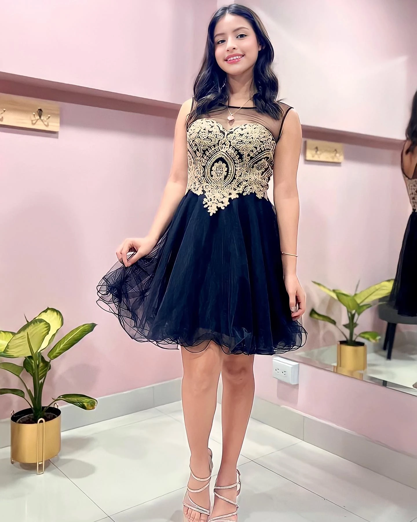 

Women's Short Cocktail Dresses Sequins Applique Sweetheart Collar Illusion Straps Sleeveless Mini Gowns Summer Homecoming Dress
