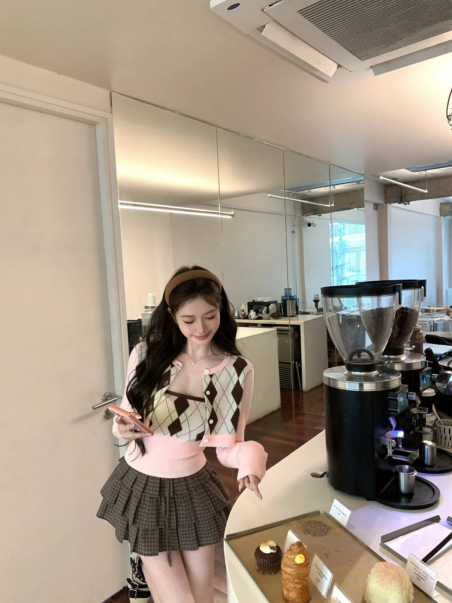 

Комплект женской повседневной одежды Chen Jiamin NNS: юбка-пачка в коричневую клетку в стиле ретро-колледжа и топ в стиле американской школьной газеты, коллекция «Ранняя весна»