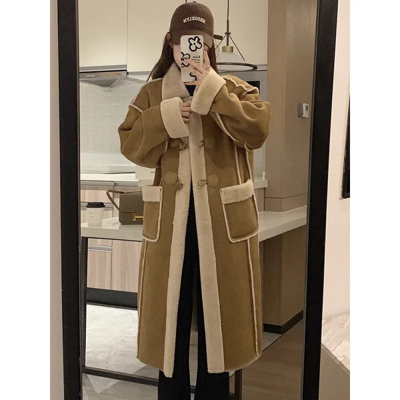 2025 nouveau hiver chaud épaissi femme corne bouton manteau tempérament peau de cerf fourrure agneau laine manteau sur genou longueur manteau