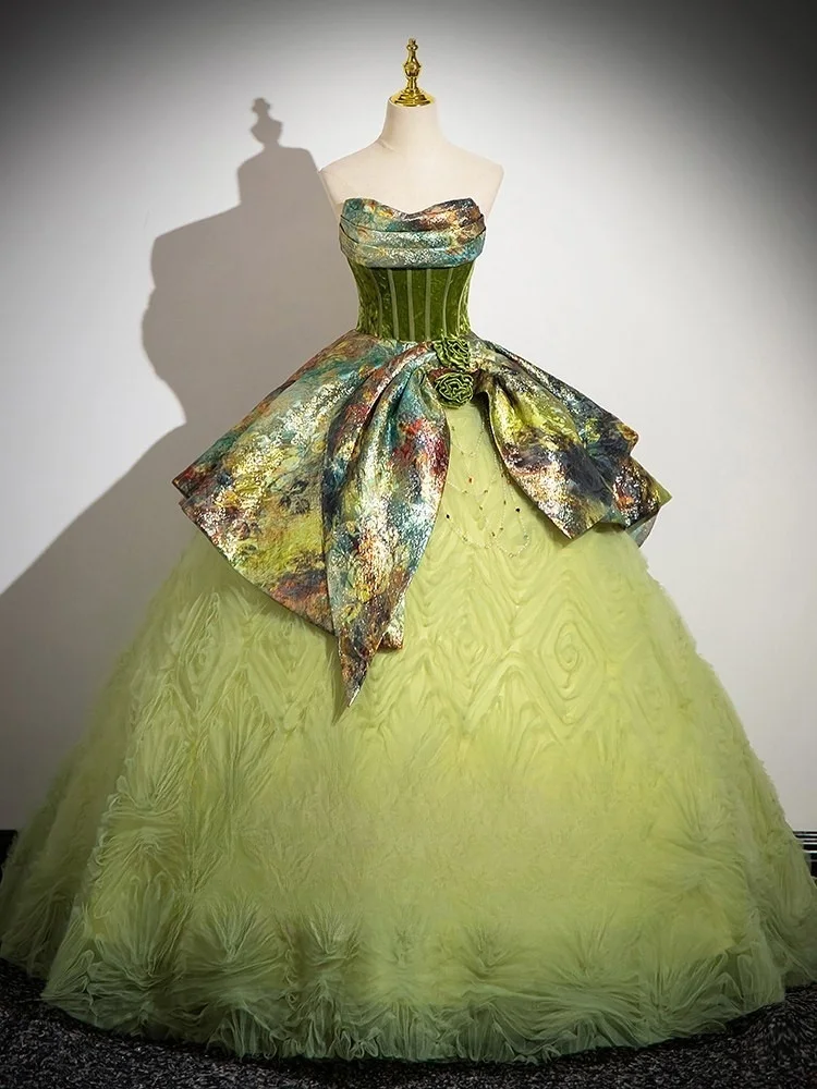 

A new style of strapless colored chiffon dress showcases light luxury and niche puffy skirt