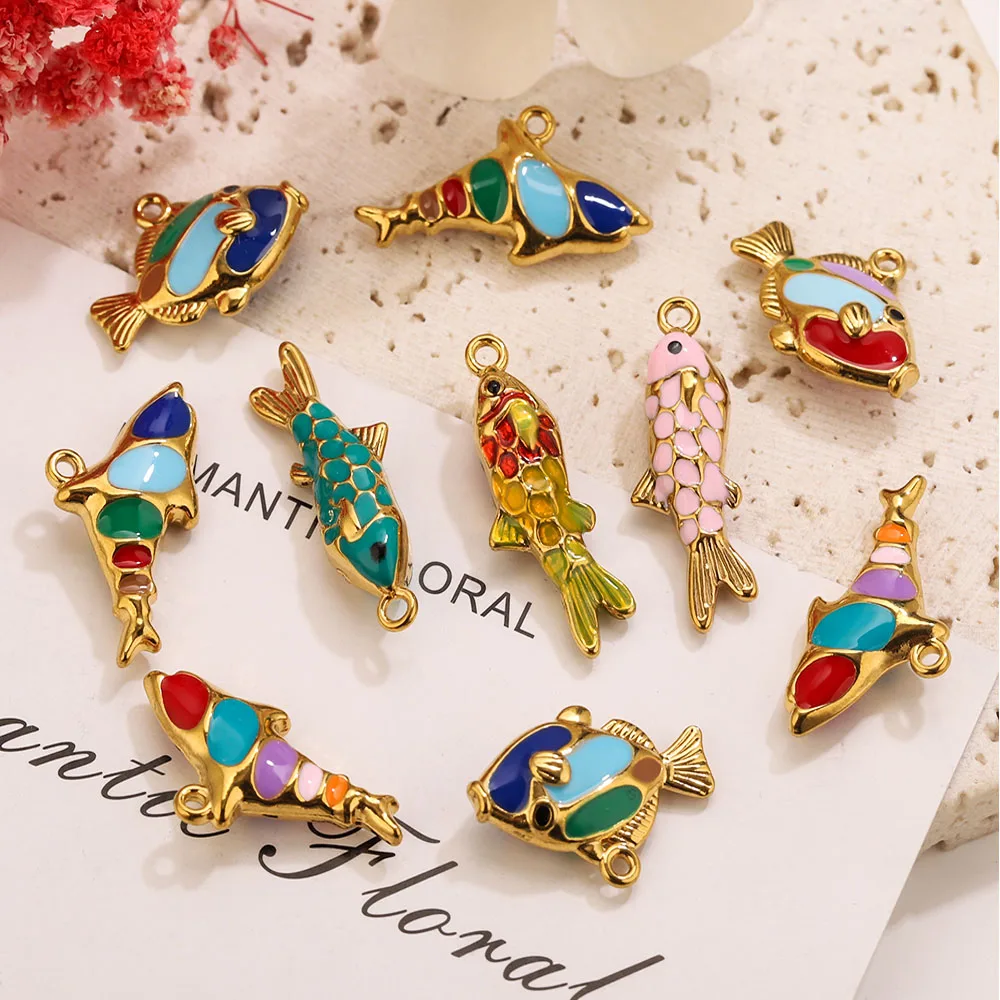 1-5 Stück Charm-Anhänger Ozeanfische Tierschmuck Goldfarben Roter Edelstahl Emaille Fisch-Charms DIY Ohrringe Damenschmuck – Detail 6