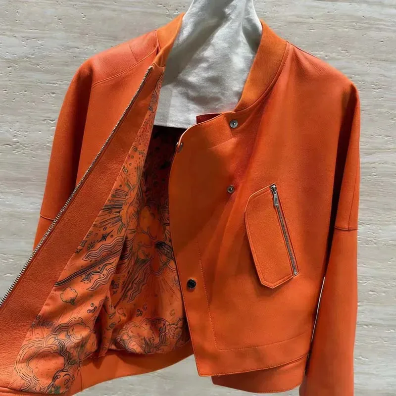 Jaqueta Bomber Feminina Laranja de Couro Genuíno com Design de Botões Assimétricos, Casaco Curto de Pele de Cordeiro Real com Bolso com Zíper, Estilo Streetwear